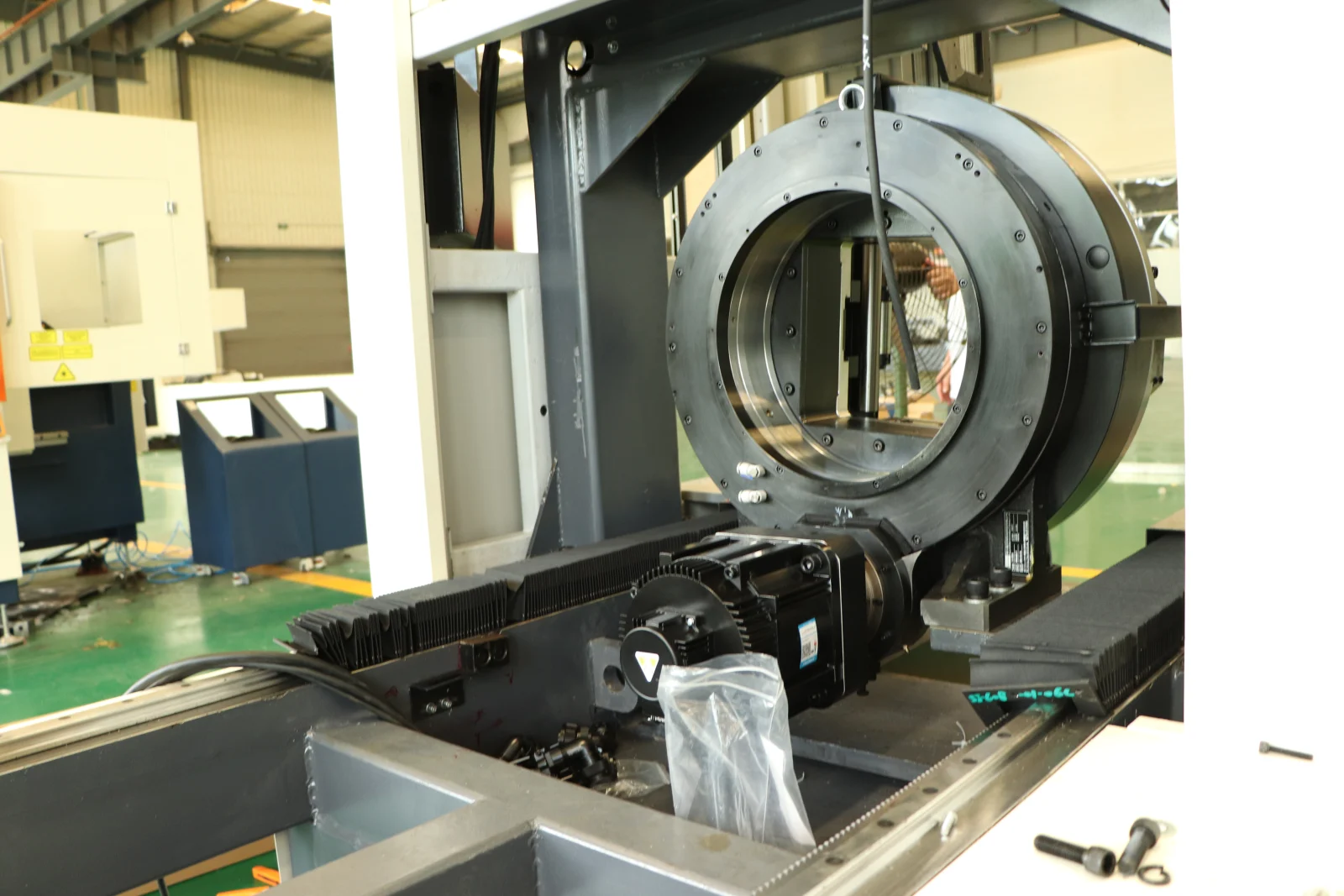 Manufacturer photograph of a tube-cutting chuck and the adjoining support structure